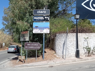 Poste publicitario de 150x50 cm en Marbella, Málaga