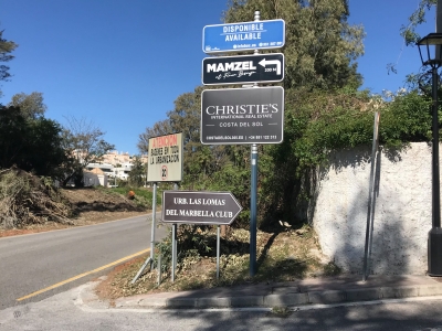 Poste publicitario de 150x50 cm en Marbella, Málaga