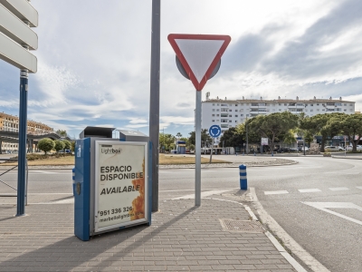Mupi publicitario de 70x100 cm en San Pedro de Alcántara, Málaga