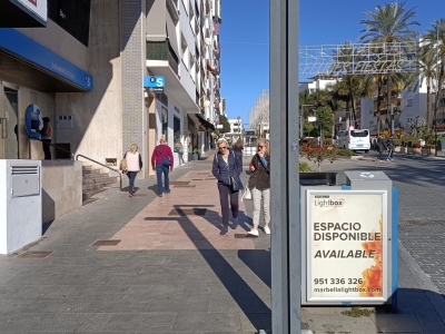 Papelera publicitaria de 100x70 cm en Marbella, Málaga