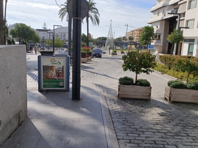 Papelera publicitaria de 100x70 cm en Marbella, Málaga