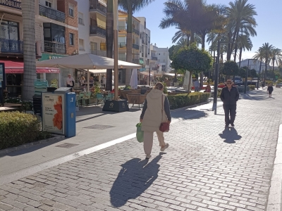 Mupi publicitario de 70x100 cm en San Pedro de Alcántara, Málaga