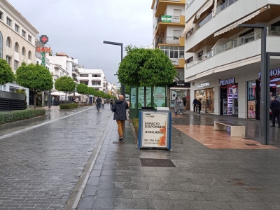 Papelera publicitaria de 100x70 cm en Marbella, Málaga