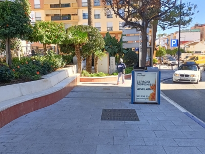 Papelera publicitaria de 100x70 cm en Marbella, Málaga