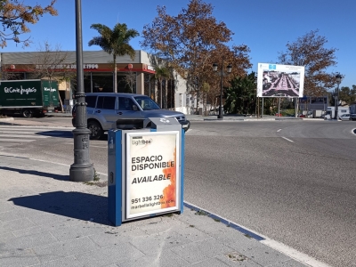 Papelera publicitaria de 100x70 cm en Marbella, Málaga