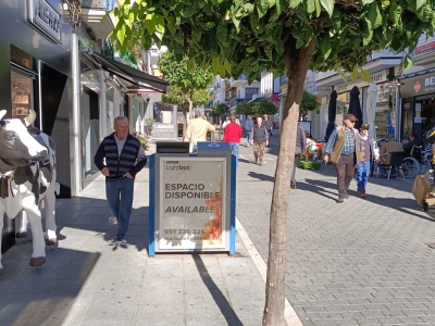 Papelera publicitaria de 100x70 cm en Marbella, Málaga