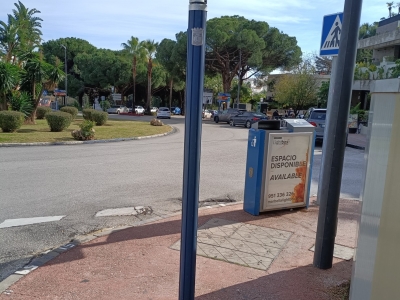 Papelera publicitaria de 100x70 cm en Marbella, Málaga