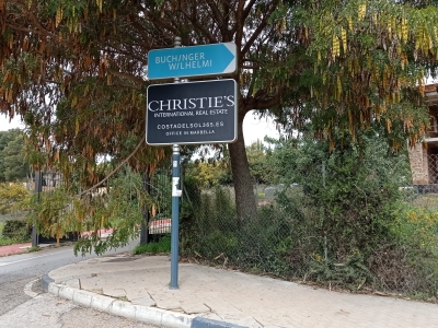 Poste publicitario de 150x50 cm en Marbella, Málaga