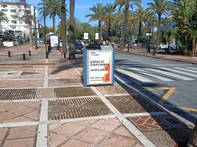 Mupi publicitario de 100x70 cm en Marbella, Málaga