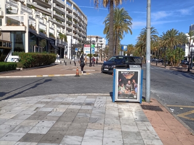 Papelera publicitaria de 100x70 cm en Marbella, Málaga