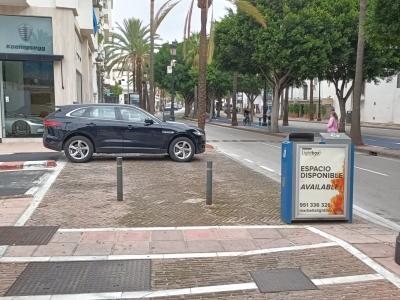 Papelera publicitaria de 100x70 cm en Marbella, Málaga