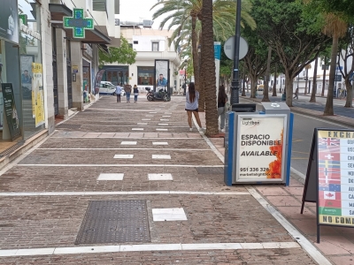 Papelera publicitaria de 100x70 cm en Marbella, Málaga