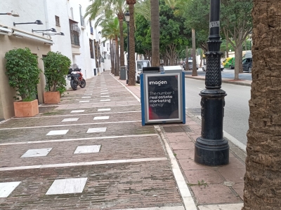 Papelera publicitaria de 100x70 cm en Marbella, Málaga