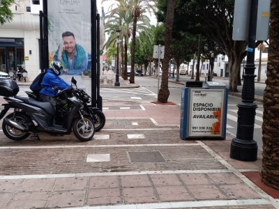 Papelera publicitaria de 100x70 cm en Marbella, Málaga