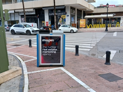 Papelera publicitaria de 100x70 cm en Marbella, Málaga