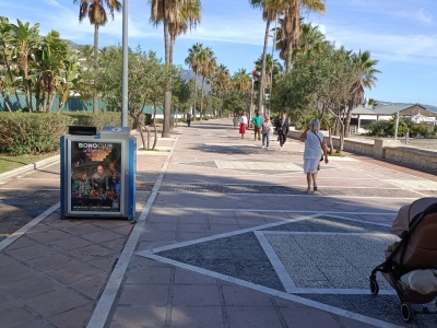Papelera publicitaria de 100x70 cm en Marbella, Málaga