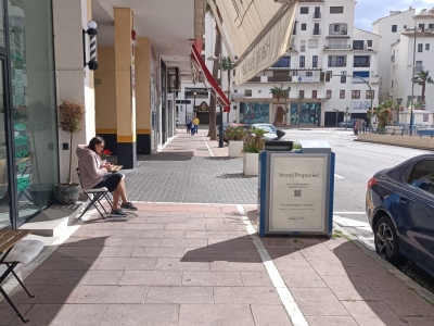 Papelera publicitaria de 100x70 cm en Marbella, Málaga