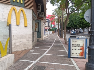 Papelera publicitaria de 100x70 cm en Marbella, Málaga