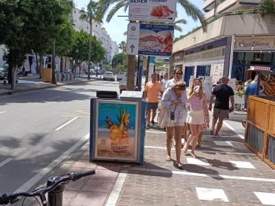 Papelera publicitaria de 100x70 cm en Marbella, Málaga
