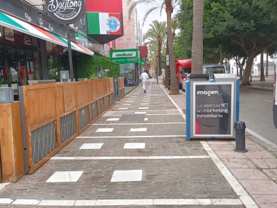Papelera publicitaria de 100x70 cm en Marbella, Málaga