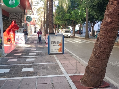 Papelera publicitaria de 100x70 cm en Marbella, Málaga