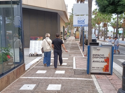 Papelera publicitaria de 100x70 cm en Marbella, Málaga