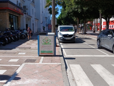 Papelera publicitaria de 100x70 cm en Marbella, Málaga