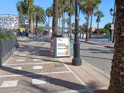 Papelera publicitaria de 100x70 cm en Marbella, Málaga