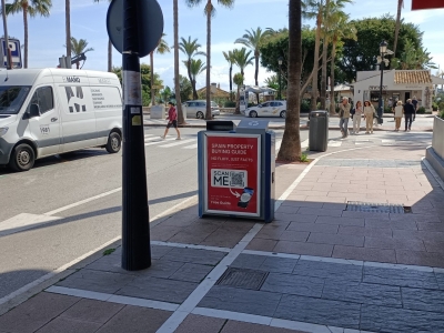 Papelera publicitaria de 100x70 cm en Marbella, Málaga