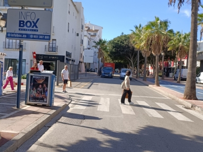 Papelera publicitaria de 100x70 cm en Marbella, Málaga