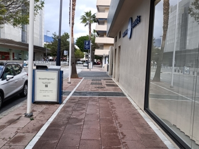 Papelera publicitaria de 100x70 cm en Marbella, Málaga