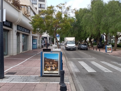 Papelera publicitaria de 100x70 cm en Marbella, Málaga