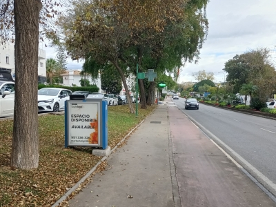 Papelera publicitaria de 100x70 cm en Marbella, Málaga