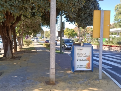 Papelera publicitaria de 100x70 cm en Marbella, Málaga