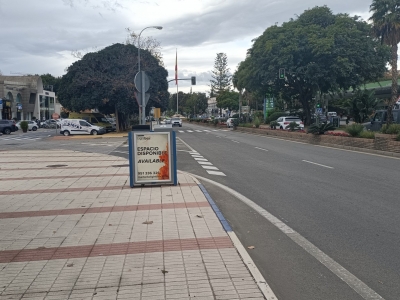 Papelera publicitaria de 100x70 cm en Marbella, Málaga