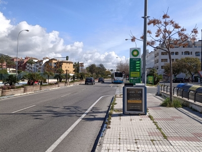 Papelera publicitaria de 100x70 cm en Marbella, Málaga