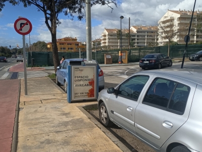 Papelera publicitaria de 100x70 cm en Marbella, Málaga