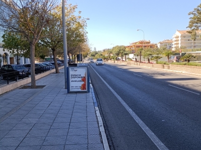 Papelera publicitaria de 100x70 cm en Marbella, Málaga