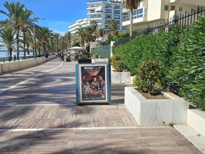 Papelera publicitaria de 100x70 cm en Marbella, Málaga