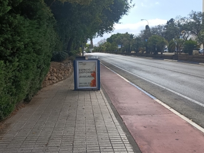 Papelera publicitaria de 100x70 cm en Marbella, Málaga