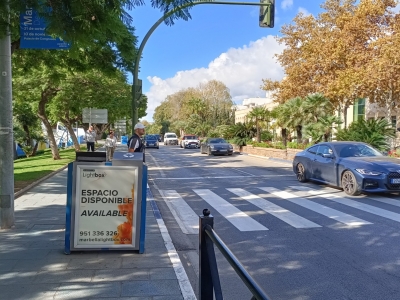 Papelera publicitaria de 100x70 cm en Marbella, Málaga