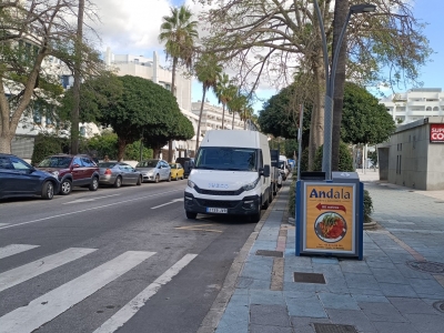 Papelera publicitaria de 100x70 cm en Marbella, Málaga