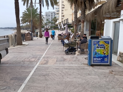 Papelera publicitaria de 100x70 cm en Marbella, Málaga