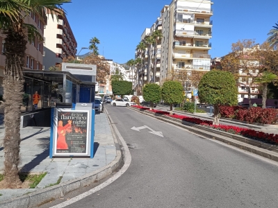 Papelera publicitaria de 100x70 cm en Marbella, Málaga