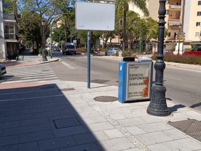 Papelera publicitaria de 100x70 cm en Marbella, Málaga