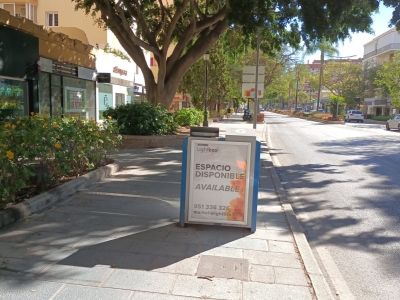 Papelera publicitaria de 100x70 cm en Marbella, Málaga