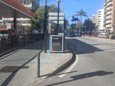 Papelera publicitaria de 100x70 cm en Marbella, Málaga