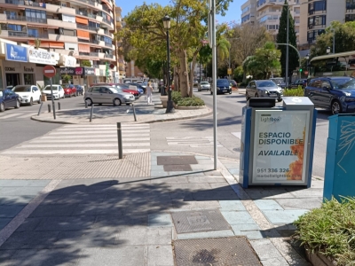 Papelera publicitaria de 100x70 cm en Marbella, Málaga