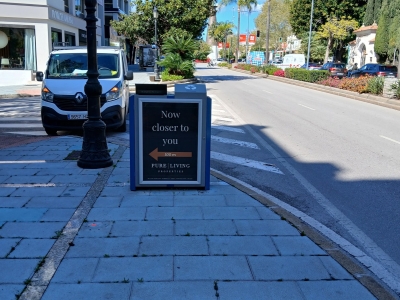 Papelera publicitaria de 100x70 cm en Marbella, Málaga