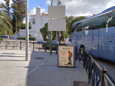 Papelera publicitaria de 100x70 cm en Marbella, Málaga